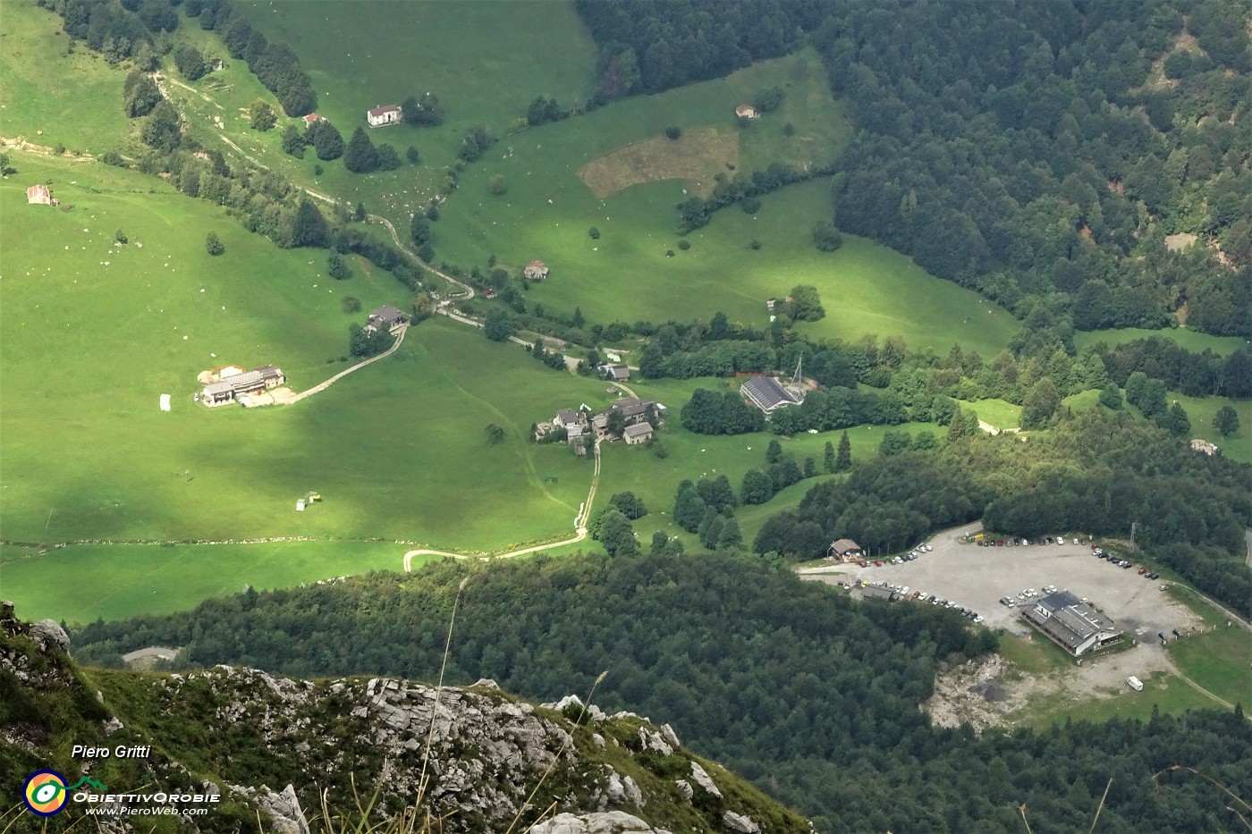 59 Vista  zoomata sui Piani di Ceresola e il Rif. Trifoglio, da dove siamo partiti.JPG